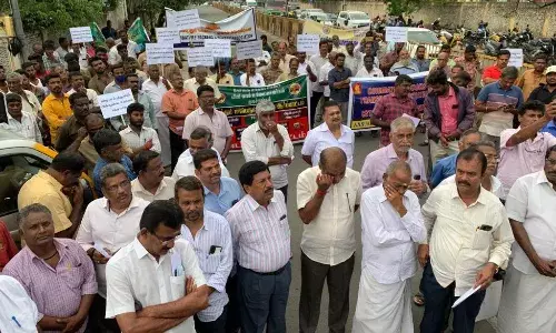 கோவையில் லாரி உரிமையாளர்கள் சங்க கூட்டமைப்பினர் ஆர்ப்பாட்டம்