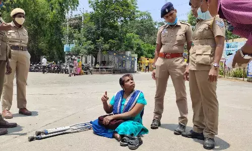 கோவை ஆட்சியர் அலுவலகத்தில் கண்ணீர் மல்க மாற்றுத்திறனாளி பெண் தர்ணா