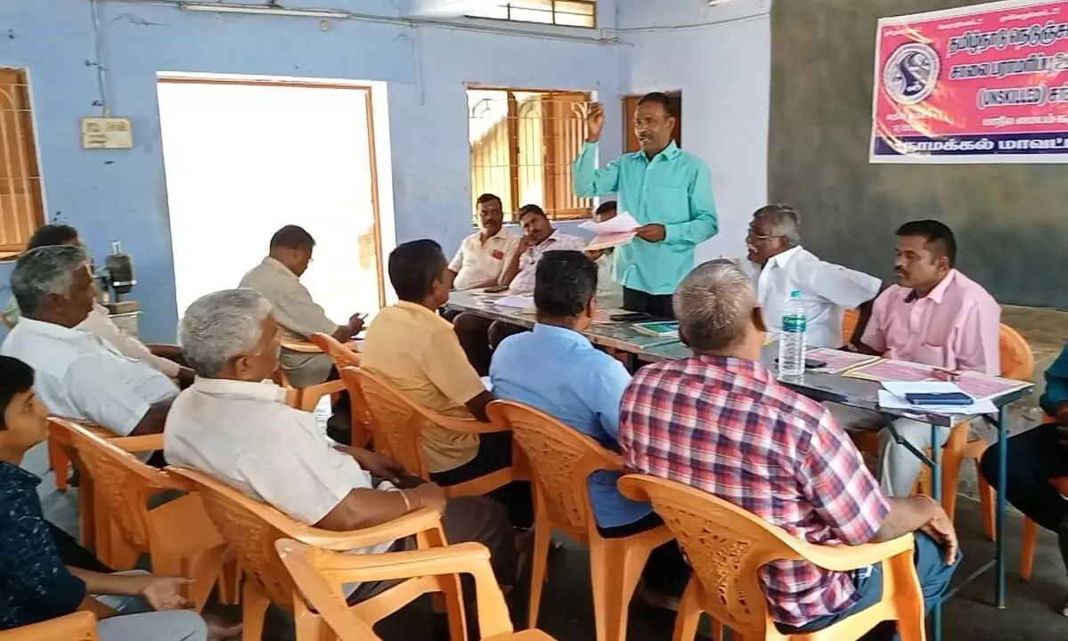 பள்ளிபாளையத்தில் நெடுஞ்சாலை பணியாளர்கள் சங்க ஆலோசனை கூட்டம் பள்ளிபாளையத்தில் நெடுஞ்சாலை பணியாளர்கள் சங்க ஆலோசனை கூட்டம்