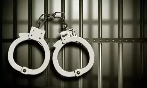 பாளை பேருந்து நிலையத்தில் நாட்டு வெடிகுண்டு வீசிய வாலிபர் கைது