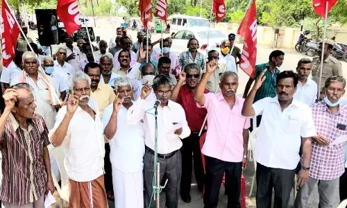 திருச்சி: அரசு போக்குவரத்து கழக ஓய்வு பெற்ற தொழிலாளர்கள் ஆர்ப்பாட்டம் திருச்சி: அரசு போக்குவரத்து கழக ஓய்வு பெற்ற தொழிலாளர்கள் ஆர்ப்பாட்டம்