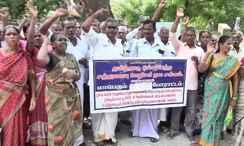 பல்வேறு கோரிக்கைகளை வலியுறுத்தி ஓய்வு பெற்ற சத்துணவு ஊழியர்கள் ஆர்ப்பாட்டம்