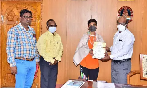 வெள்ளிப்பதக்கம் பெற்ற திருச்சி மாணவருக்கு கலெக்டர் பாராட்டு