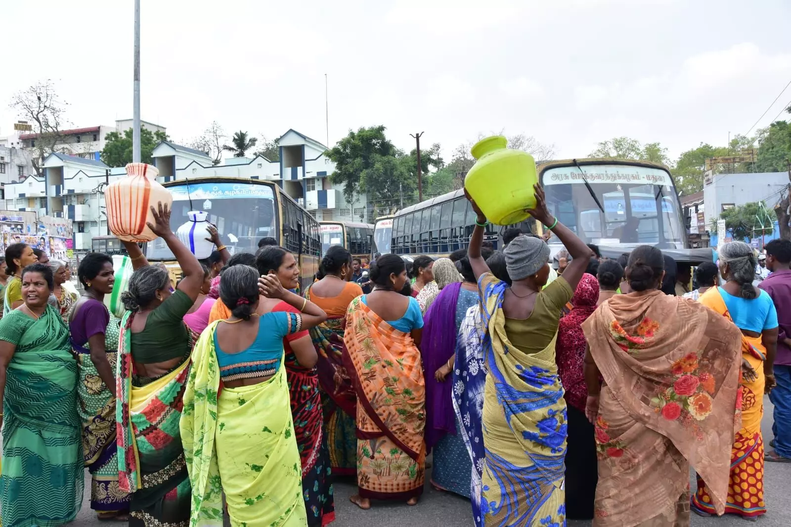 மதுரை பெரியார் பேருந்து நிலையம் அருகே, காலிக் குடங்களுடன் சாலை மறியல் மதுரை பெரியார் பேருந்து நிலையம் அருகே, காலிக் குடங்களுடன் சாலை மறியல்