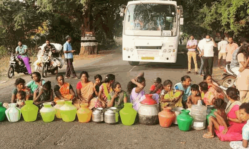 வந்தவாசி அருகே குடிநீர் கேட்டு கிராம மக்கள் திடீர் சாலை மறியல் வந்தவாசி அருகே குடிநீர் கேட்டு கிராம மக்கள் திடீர் சாலை மறியல்