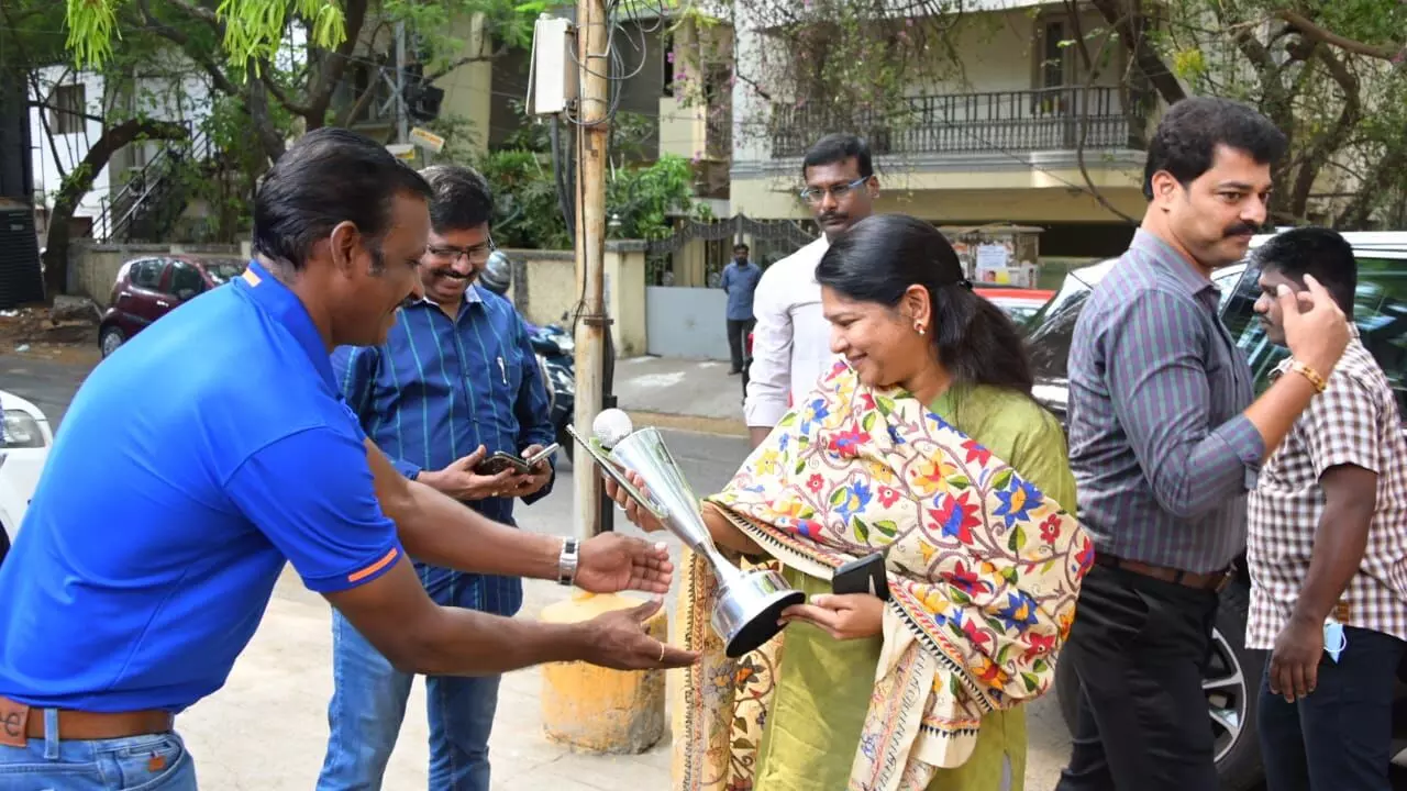 தமிழக ஹாக்கி ஆடவர் அணி வீரர்களுக்கு வாழ்த்து தெரிவித்த கனிமொழி எம்.பி தமிழக ஹாக்கி ஆடவர் அணி வீரர்களுக்கு வாழ்த்து தெரிவித்த கனிமொழி எம்.பி