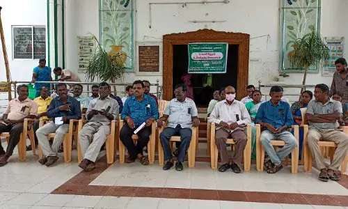 திருத்துறைப்பூண்டியில் ஊரக வளர்ச்சித்துறை அலுவலர்கள் உள்ளிருப்பு போராட்டம்