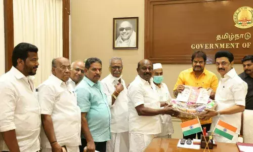 திருச்சி வணிகர் தின மாநில மாநாட்டிற்கு மு.க.ஸ்டாலினிடம் அழைப்பிதழ்
