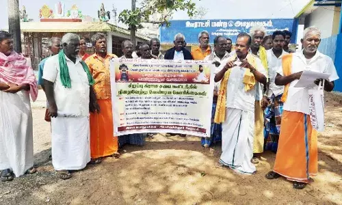 செந்துறை அருகே கோரிக்கைகளை வலியுறுத்தி கிராம மக்கள் ஆர்ப்பாட்டம் செந்துறை அருகே கோரிக்கைகளை வலியுறுத்தி கிராம மக்கள் ஆர்ப்பாட்டம்