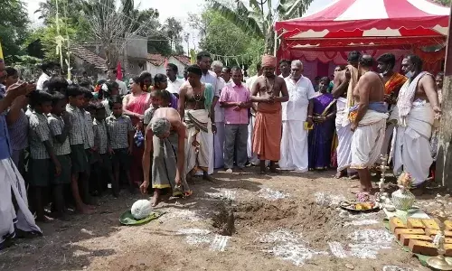 தருமபுரம் ஆதீனம் தொடக்கப்பள்ளியில் புதிய கட்டிடத்திற்கு பூமி பூஜை