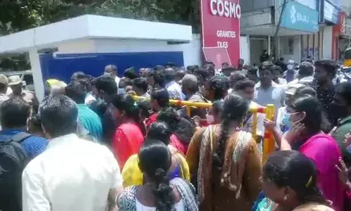 தாம்பரம் காவல் துணை ஆணையர் அலுவலகத்தை முற்றுகையிட்ட பொது மக்கள்