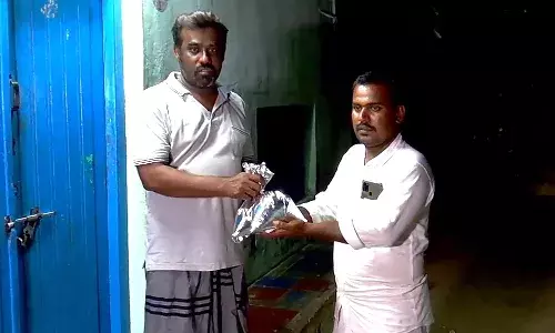 மதங்களுக்கு அப்பாற்பட்டு தினமும் வீடு வீடாக  பிரியாணி பொட்டலம் வினியோகம்