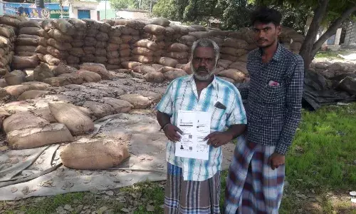 அலங்காநல்லூர் அருகே  அரசு நெல் கொள்முதல் நிலையத்தில் மக்கிப்போன நெல் மூட்டைகள்