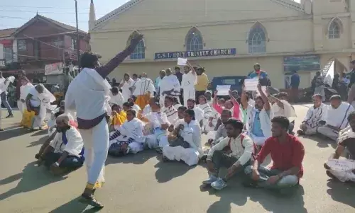 ஊட்டியில்  கோத்தரின பழங்குடியினர் சாலை மறியல்