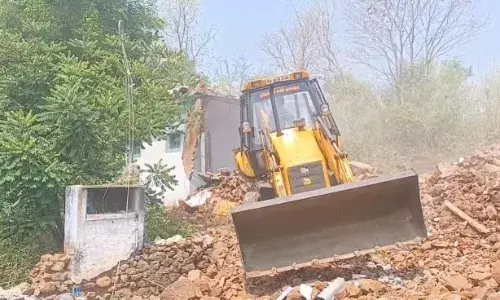 அந்தியூர்: நீர்வழி புறம்போக்கை ஆக்கிரமித்த வீடுகள் அகற்றம்