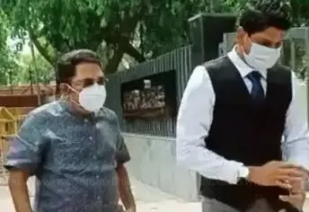இரட்டை இலை சின்னம் பெற லஞ்சம் : டெல்லி புறப்பட்டார் டிடிவி தினகரன் இரட்டை இலை சின்னம் பெற லஞ்சம் : டெல்லி புறப்பட்டார் டிடிவி தினகரன்