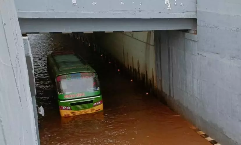 வள்ளியூர் அருகே ரயில்வே சுரங்கப் பாதையில் மினி பேருந்து சிக்கியது வள்ளியூர் அருகே ரயில்வே சுரங்கப் பாதையில் மினி பேருந்து சிக்கியது