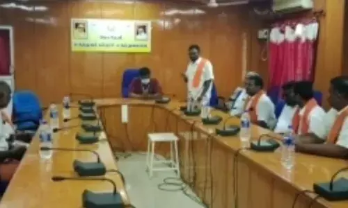 தேனி அரசு மருத்துவக் கல்லுாரியில்  நைட்டிங்கேர்ள் சிலை வைக்க எதிர்ப்பு
