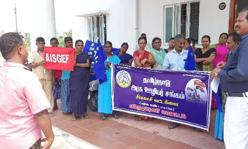 சிவகாசியில் அரசு ஊழியர்கள் ஆர்ப்பாட்டம் சிவகாசியில் அரசு ஊழியர்கள் ஆர்ப்பாட்டம்