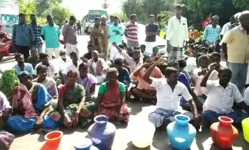 திருத்துறைப்பூண்டி அருகே குடிநீர் கேட்டு கிராம மக்கள் சாலை மறியல்