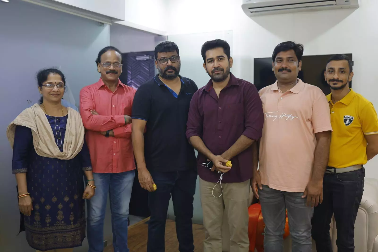 விஜய் ஆண்டனி நடிக்கும் ரத்தம் பட டப்பிங் பணிகள் பூஜையுடன் துவங்கியது விஜய் ஆண்டனி நடிக்கும் ரத்தம் பட டப்பிங் பணிகள் பூஜையுடன் துவங்கியது