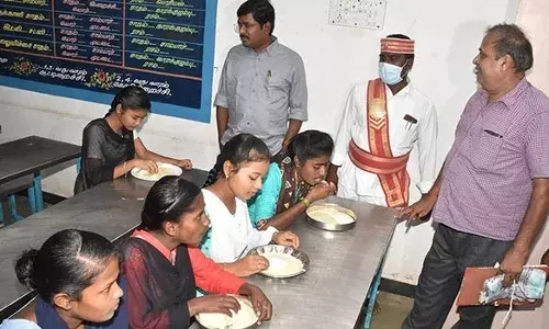 விழுப்புரம் அரசு மாணவியர் விடுதியில் கலெக்டர் ஆய்வு