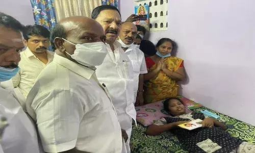 தடுப்பூசியால் உடல் நலம் பாதித்த மாணவிகளுக்கு அமைச்சர்கள் நேரில் ஆறுதல்
