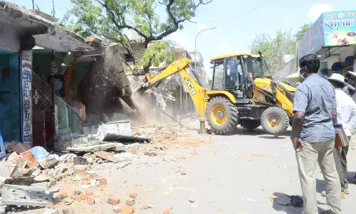 திருவெற்றியூரில்  ரயில்வே சுரங்கப்பாதை அமைப்பதற்கு  27 கடைகள் இடிப்பு