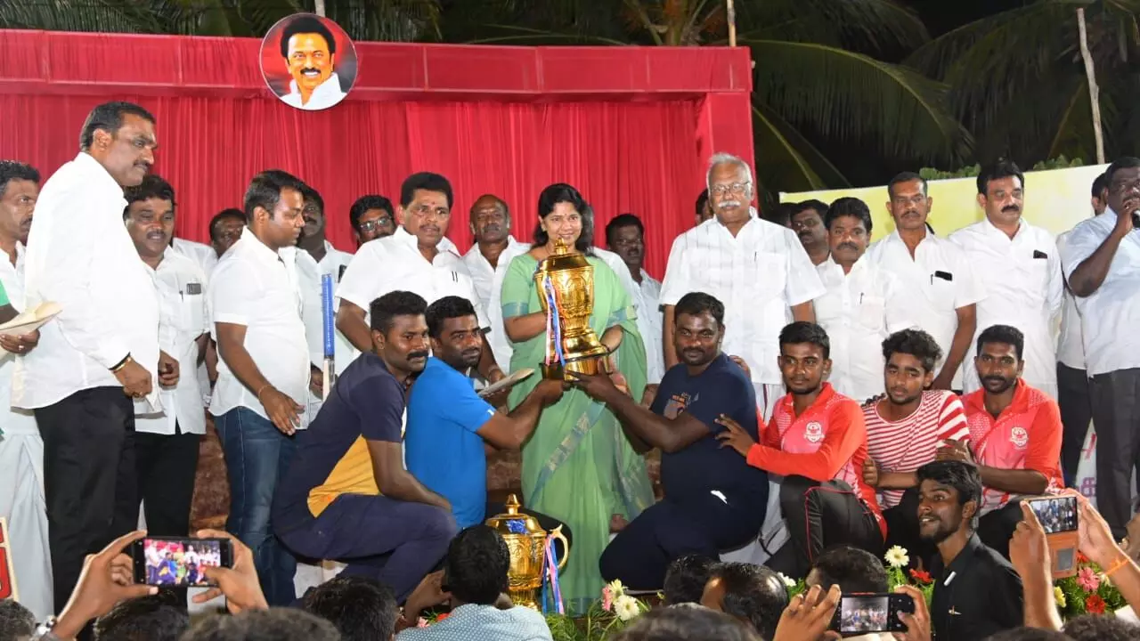 தூத்துக்குடியில் செயல்வீரர்களுக்கு கனிமொழி பரிசுகளை வழங்கி கௌரவித்தார் தூத்துக்குடியில் செயல்வீரர்களுக்கு கனிமொழி பரிசுகளை வழங்கி கௌரவித்தார்