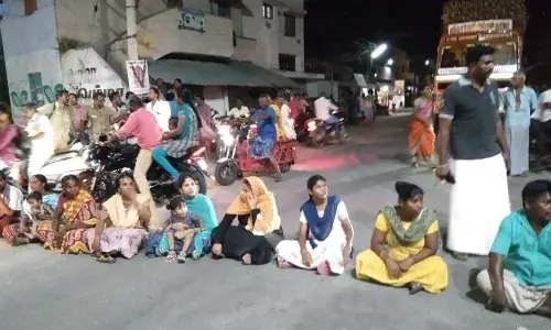 பள்ளிபாளையம்: வடிகால் வசதி கேட்டு மறியலில் ஈடுபட்ட பொதுமக்கள்