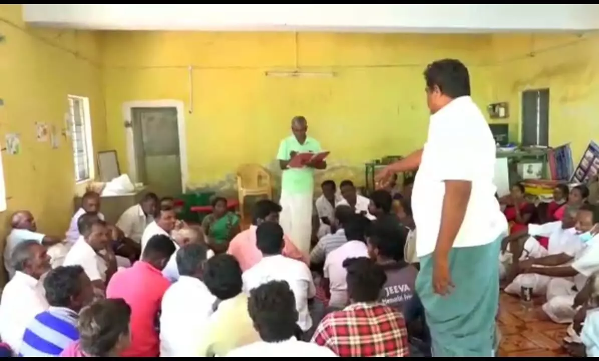 மேலக்கால் ஊராட்சியில் நடந்த கிராம சபைக் கூட்டத்தில் கூச்சல் குழப்பம் மேலக்கால் ஊராட்சியில் நடந்த கிராம சபைக் கூட்டத்தில் கூச்சல் குழப்பம்