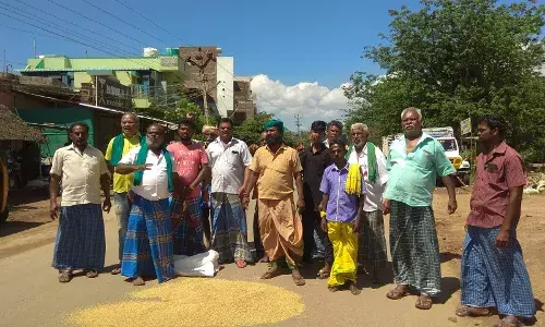 கூடலூரில் மழையில் நனைந்த நெல்மூட்டைகள்: விவசாயிகள் போராட்டம்