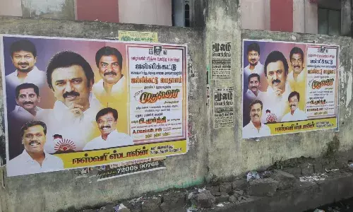 ஜல்லிக்கட்டு கலையரங்கம்: அரசுக்கு வாழ்த்து தெரிவித்து ஒட்டப்பட்ட சுவரொட்டிகள்