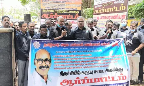 கருப்பு சட்டை அணிந்து டாஸ்மாக் அரசு பணியாளர் சங்கத்தினர் ஆர்ப்பாட்டம் கருப்பு சட்டை அணிந்து டாஸ்மாக் அரசு பணியாளர் சங்கத்தினர் ஆர்ப்பாட்டம்