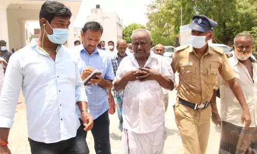 மதுரை மாவட்ட ஆட்சியர் அலுவலகத்தில் தற்கொலைக்கு முயன்றவரை தடுத்த பாஜக நிர்வாகி