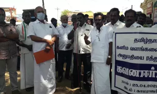 கேரளாவிற்கு கனிமவளங்கள் கொண்டு செல்ல எதிர்ப்பு: பொதுமக்கள் ஆர்ப்பாட்டம் கேரளாவிற்கு கனிமவளங்கள் கொண்டு செல்ல எதிர்ப்பு: பொதுமக்கள் ஆர்ப்பாட்டம்