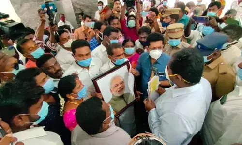 மாவட்ட ஆட்சியர் அலுவலகத்தில் பிரதமர் மோடி படம் வைக்க பாஜக வலியுறுத்தல்