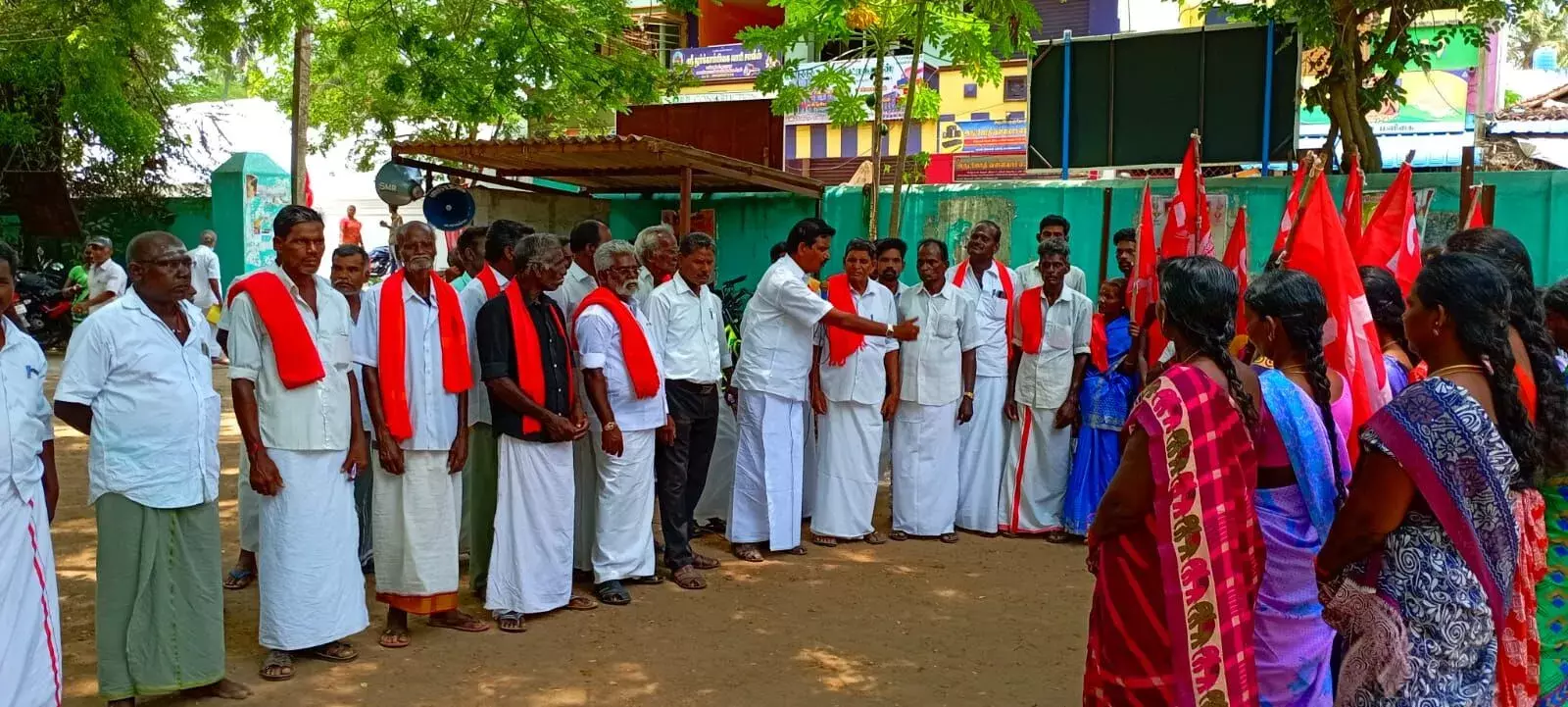 மதுரை காமராஜர் பல்கலைக்கழகத்தில் பணியாளர்கள் போராட்டம்
