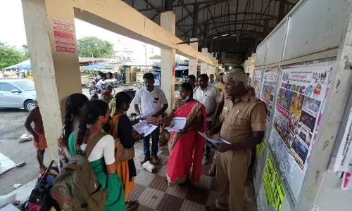திருவாரூர் பஸ் நிலையத்தில் புற்றுநோய் விழிப்புணர்வு துண்டு பிரசுரம்