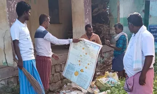 தேனூர் ஊராட்சி ஒன்றிய பள்ளியில் கல்வியாளர் தூய்மைப் பணி
