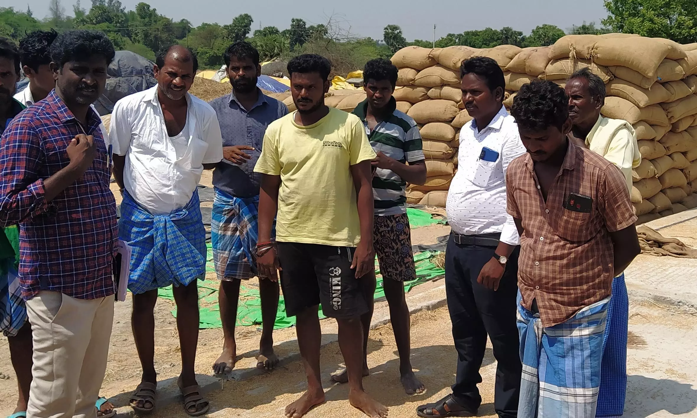 மேல்பேரமநல்லூர் நெல் கொள்முதல் நிலையத்தில் கொள்முதல் நிறுத்தம் மேல்பேரமநல்லூர் நெல் கொள்முதல் நிலையத்தில் கொள்முதல் நிறுத்தம்