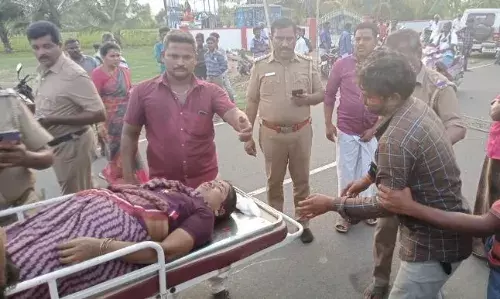 அந்தியூர் அருகே சாலை விபத்தில் மகன் கண் முன்னே தாய் உயிரிழப்பு அந்தியூர் அருகே சாலை விபத்தில் மகன் கண் முன்னே தாய் உயிரிழப்பு