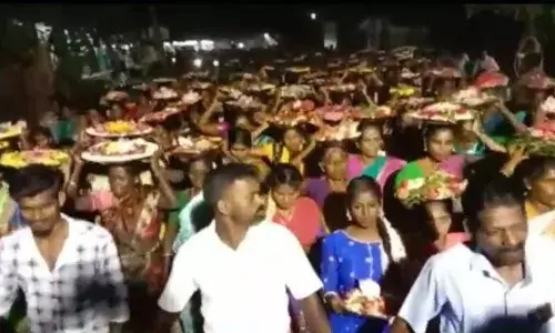 ஒட்டங்காடு முத்து மாரியம்மன் கோயில் விழா: பெண்கள் பூத்தட்டுடன் ஊர்வலம்