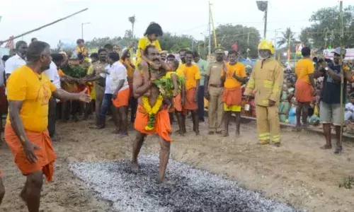 பர்மா நகர் அங்காள ஈஸ்வரி கோவில் தீ மிதி திருவிழா: பக்தர்கள் நேர்த்திக்கடன்