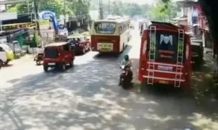 இரு பஸ்களுக்கு இடையே சிக்கிய இருசக்கர வாகன ஒட்டி - பரபரப்பு இரு பஸ்களுக்கு இடையே சிக்கிய இருசக்கர வாகன ஒட்டி - பரபரப்பு