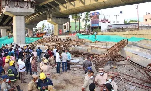 இடிந்து விழுந்து உயிர் சேதம் ஏற்படுத்திய பாலம்: ஒப்பந்த நிறுவனத்திற்கு அபராதம்
