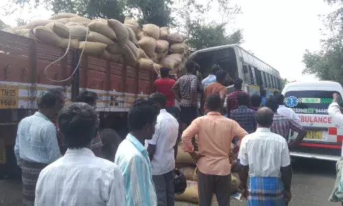 பஸ் - லாரி மோதி விபத்து:  லாரி ஓட்டுநர் பலி; 16 பேர் காயம்