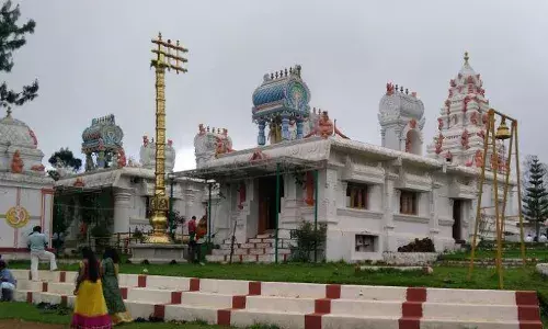 இடது பாகத்தில் மயில் 108- சங்காபிஷேகம்.வெற்றிவேல் முருகன் திருக்கோயில் இடது பாகத்தில் மயில் 108- சங்காபிஷேகம்.வெற்றிவேல் முருகன் திருக்கோயில்