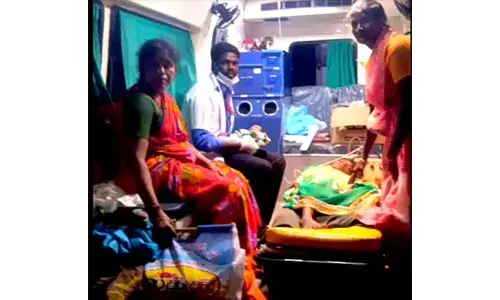 பிரசவத்திற்காக  சென்ற பெண்ணுக்கு ஆம்புலன்சில் குழந்தை பிறந்தது