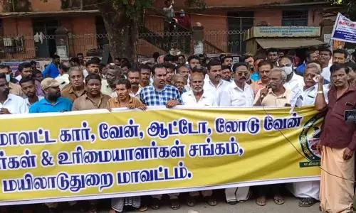 9 அம்ச கோரிக்கைகளை வலியுறுத்தி கார், ஆட்டோ ஓட்டுனர்கள் ஆர்ப்பாட்டம் 9 அம்ச கோரிக்கைகளை வலியுறுத்தி கார், ஆட்டோ ஓட்டுனர்கள் ஆர்ப்பாட்டம்